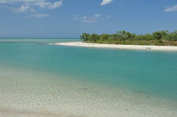 Um magnífico rio de águas verdes se encontra com o mar na ilha de Holbox, no norte do Yucatán, no México